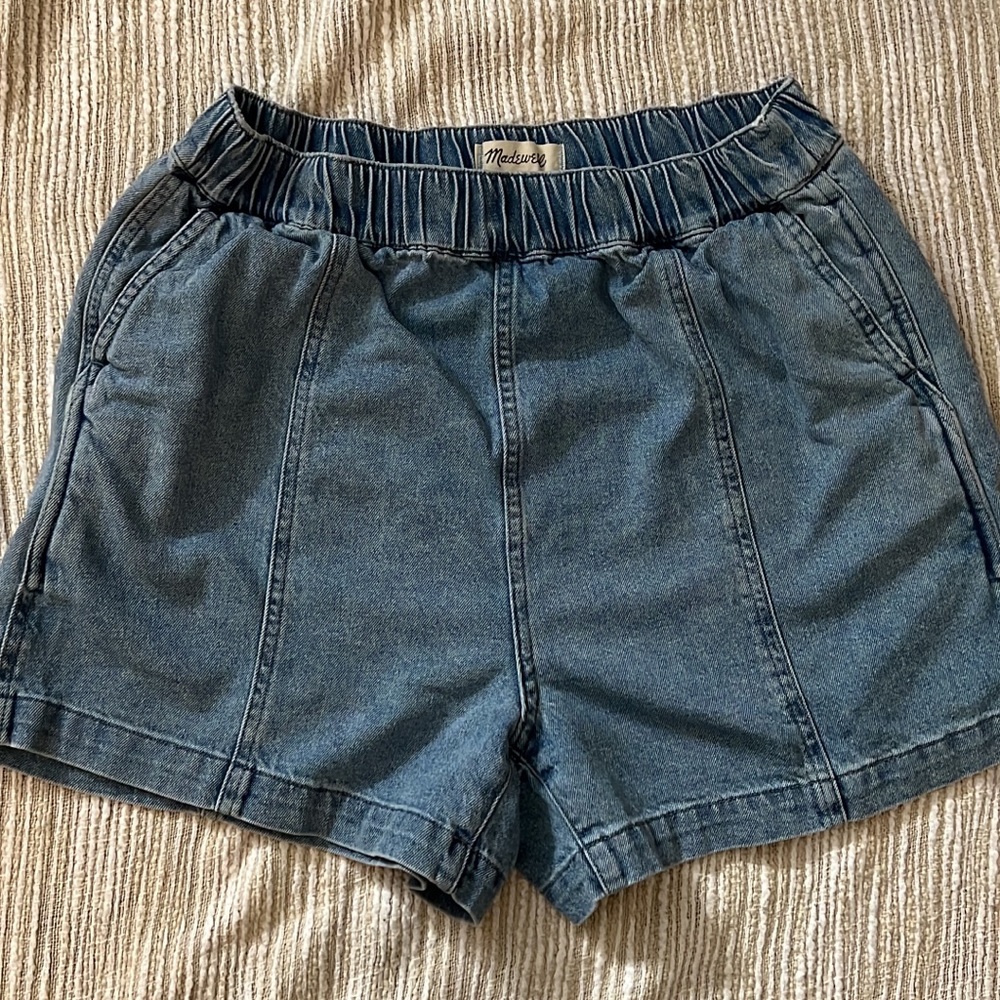 Denim Madewell Shorts tagged a Small.